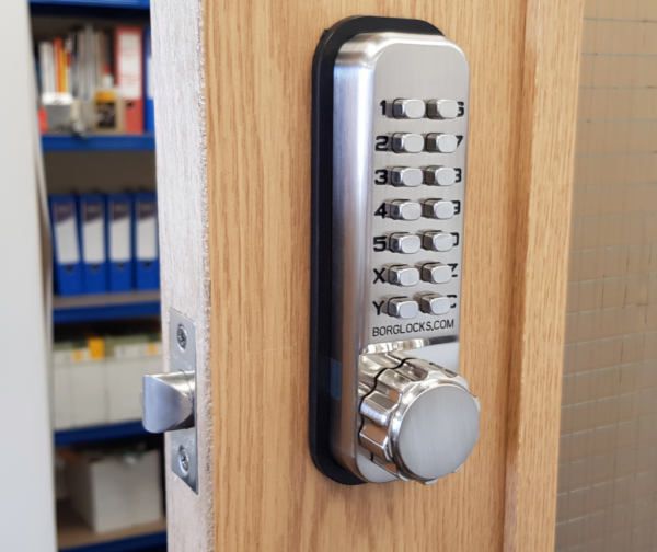 Borg BL2521 mechanical gate lock with back to back keypad and 60mm latch for internal doors - satin chrome finish with holdback function and codestar knurled knob