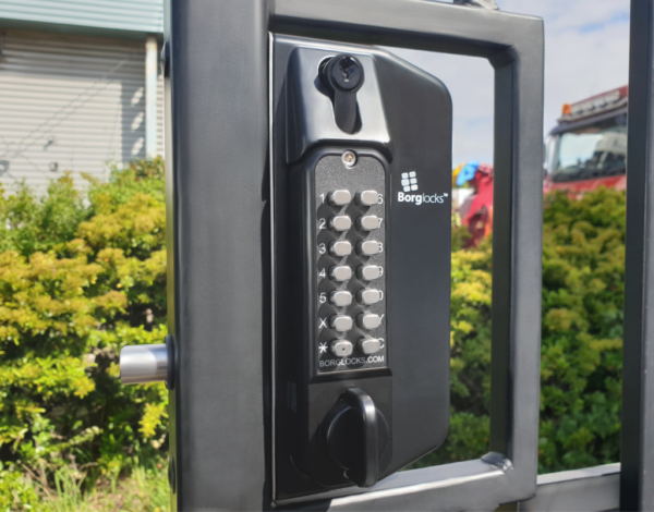 Borg BL3130DKOECP mechanical gate lock with back to back keypads and inside paddle handle with 65-80mm latch - black finish with key override, deadlock and code reset function