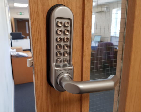 Borg BL5051 mechanical gate lock with back to back keypads and 60mm heavy duty latch for internal & external doors - satin chrome finish with round lever handle