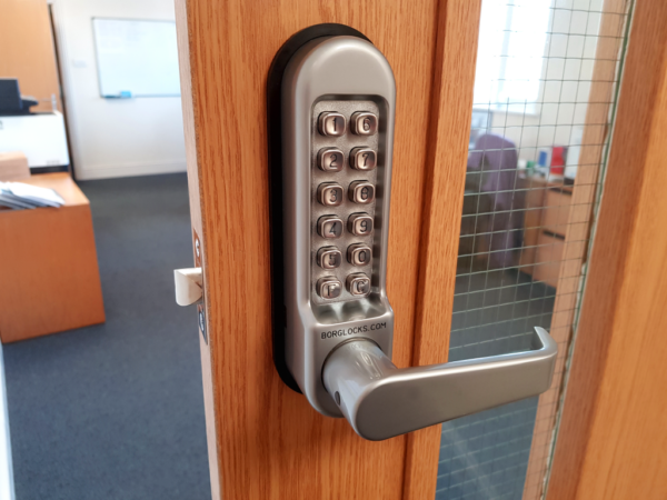 Borg BL5401 mechanical gate lock with keypad and 60mm latch for internal & external doors - satin chrome finish with flat bar lever handle