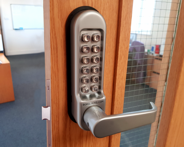 Borg BL5404 mechanical gate lock with keypad and 60x72mm mortice lock for internal & external doors - satin chrome finish with flat bar lever handle