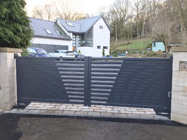 Aluminium driveway gate - Arpeggio Veracruz
