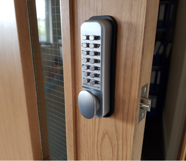 Borg BL2021 mechanical gate lock with back to back keypads and 60mm latch for internal doors - satin chrome finish