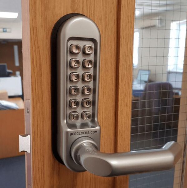 Borg BL5003 mechanical gate lock with keypad and 60x72mm mortice lock for internal & external doors - satin chrome finish with round bar lever handle