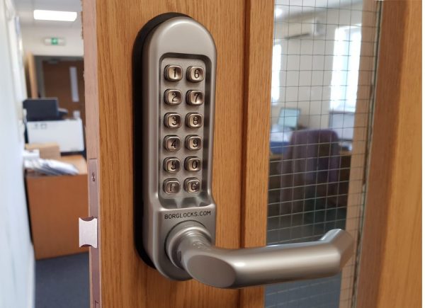 Borg BL5053 mechanical gate lock with back to back keypads and 60x72mm mortice lock for internal & external doors - satin chrome finish with round bar lever handle