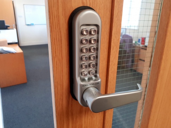 Borg BL5402 mechanical gate lock with keypad and 28mm latch for internal & external doors - satin chrome finish with flat bar lever handle