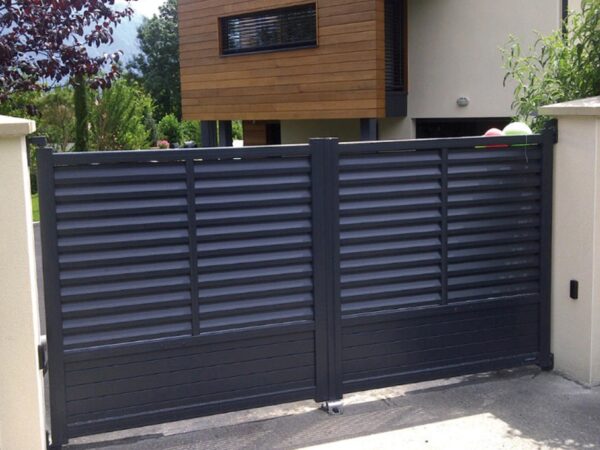 Aluminium driveway swing gates - Discrete Floriana
